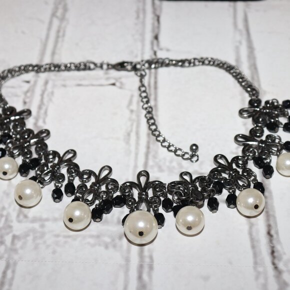 🖤📿✨ GUNMETAL & PEARL STATEMENT NECKLACE · 16–19" - Picture 2 of 5